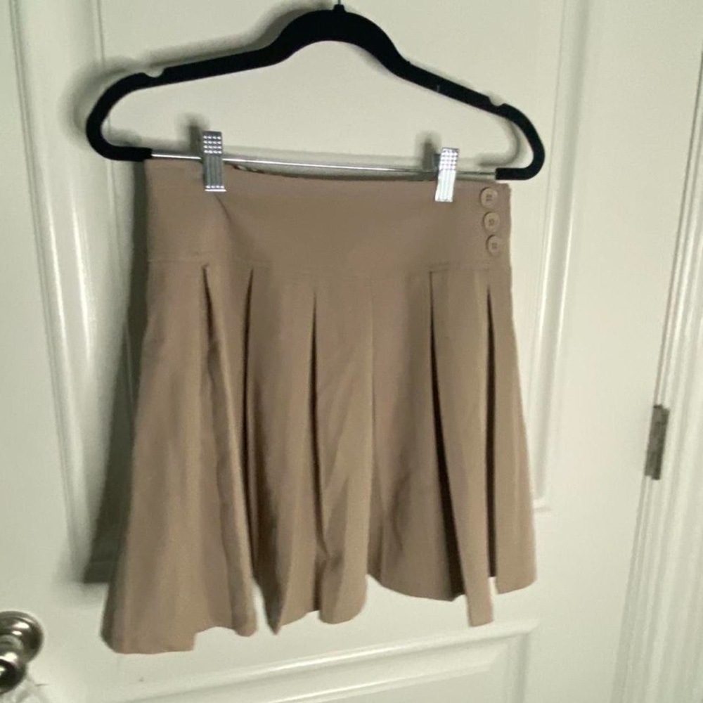 the most adorable khaki pleated mini skirt with plaid inside!